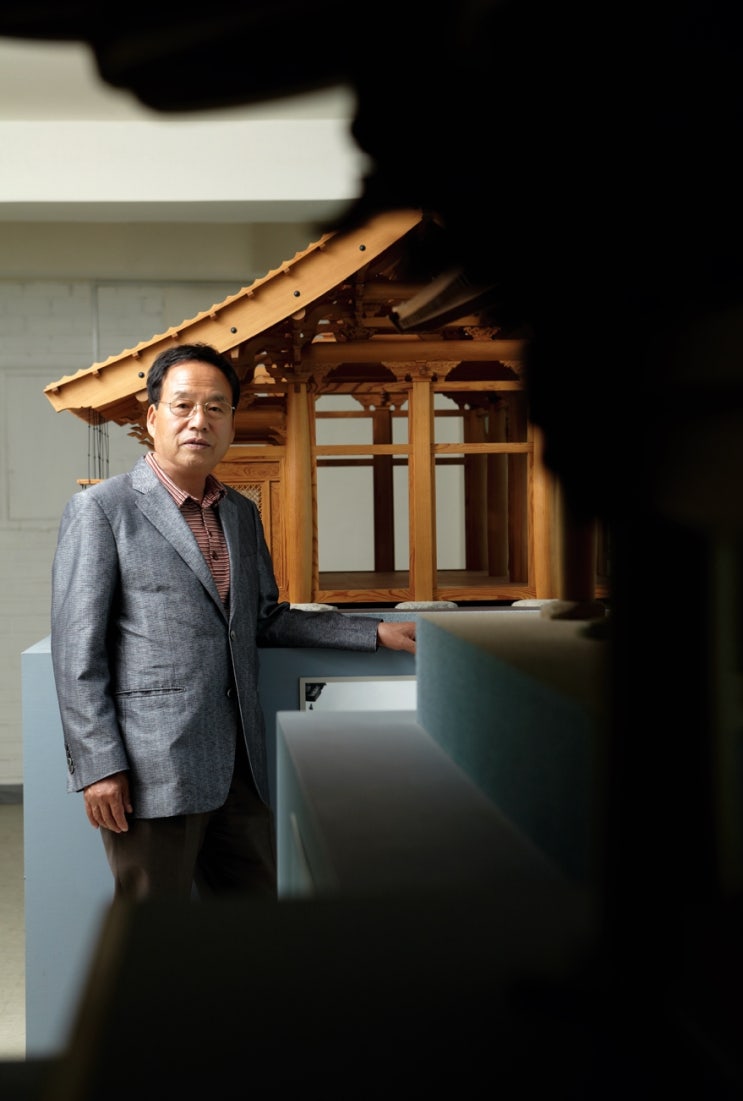  레이디경향 ‘천 년의 세월을 짓는 장인’ 숭례문 복구 공사 도편수, 신응수 대목장