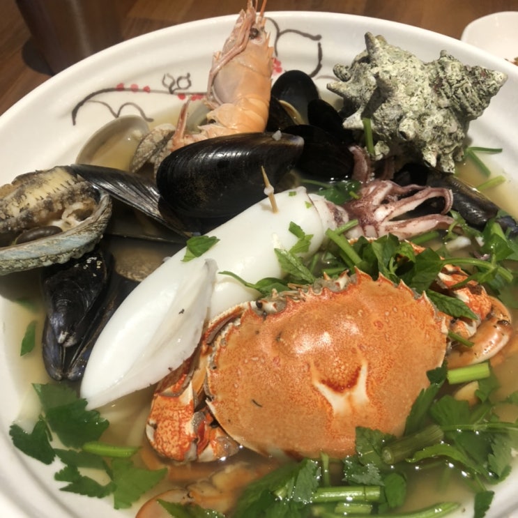  제주 애월 맛집 “돌담위에한치” 싱싱한 해산물이 한가득!