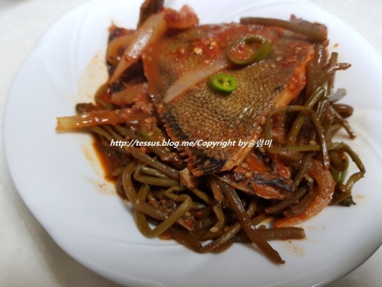제철 먹거리 고구마줄기가자미조림으로 한 끼 맛있게 뚝딱 제철 먹거리 고구마줄기가자미조림으로 한 끼 맛있게 뚝딱