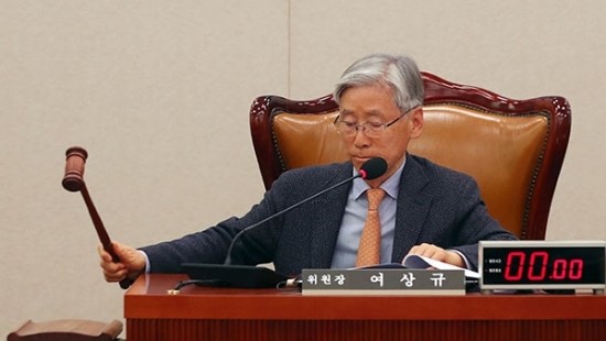 여상규 "패스트트랙 사건, 검찰 손댈 일 아냐"…외압에 막말 논란 여상규 "패스트트랙 사건, 검찰 손댈 일 아냐"…외압에 막말 논란