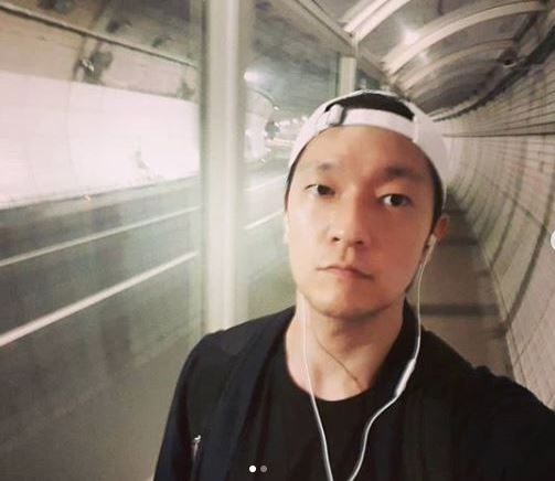  손석구, 모자로 한껏 더한 스웨그 가득한 비주얼로 근황 공개