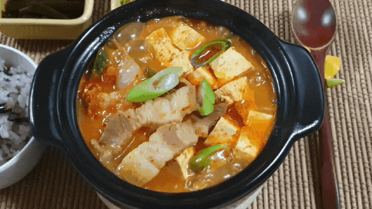 [요리꿀팁] 보글보글 김치찌개 더 맛있게 끓이는 방법 - 시어버린 김치 신맛 중화시키는 꿀팁 알려드려요!^^