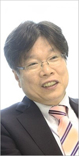  시문단의 消息(소식)【1523】평론가의 출간도서【2】수많은 문인과 독자에게 신뢰와 사랑을 받아온 문학평론가 유성호 한양대 교수가 1999년 서울신문으로 등단한 지 20년 만에  첫 산문집 『단정한 기억』을 펴냈다.【웹진 시인광장 Webzine Poetsplaza SINCE 2006】 2019년 10월호(2019, October 
