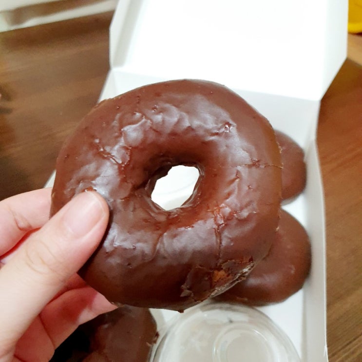  크리스피크림도넛 초콜릿 글레이즈드 맛이 없을 수 없지
