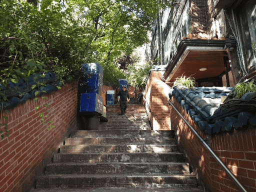  서울 한복판의 만리장성 타고 알바하는 아재들...