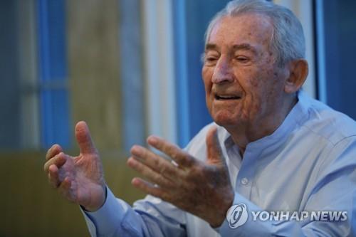 90살 홀로코스트 생존자의 투쟁…"나치 때 떼인 보험금 달라" 90살 홀로코스트 생존자의 투쟁…"나치 때 떼인 보험금 달라"