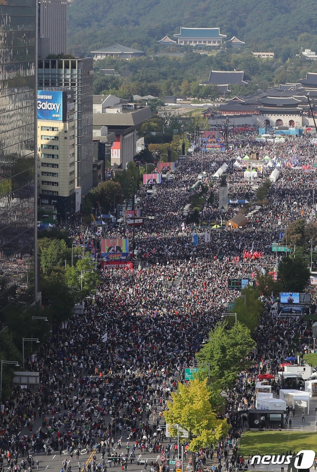 “여야 아닌 상식·비상식의 문제”…2주째 결집한 보수 집회 “여야 아닌 상식·비상식의 문제”…2주째 결집한 보수 집회