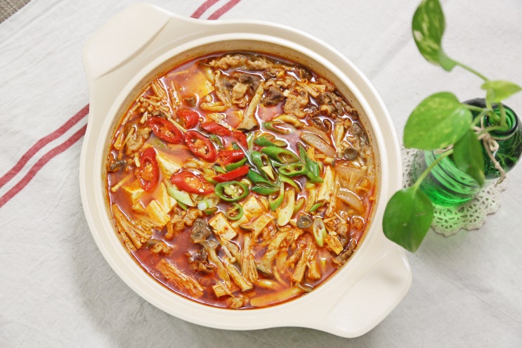  차돌박이고추장찌개~ 얼큰한데 담백한~