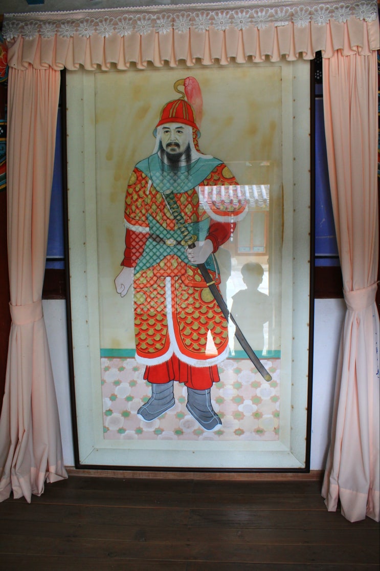  순천 충무사, 죽어서도 영혼이 되어 싸우는 충무공 이순신 제독과 장수들.