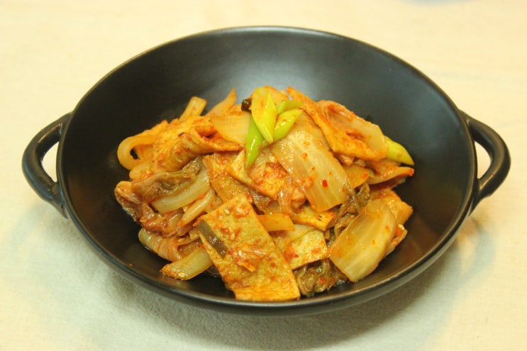  추억의 반찬 김치 어묵볶음