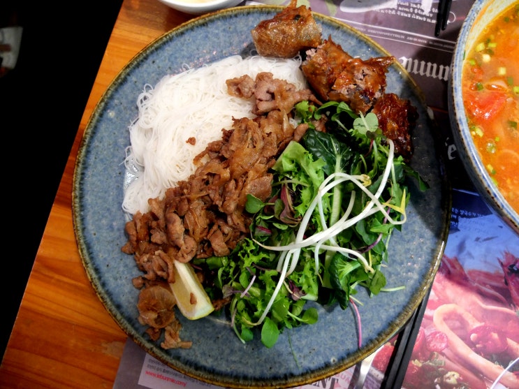 토마토해산물쌀국수 분례와 분짜는 여기가 쵝오 : 르번미 이촌본점 (베트남음식)