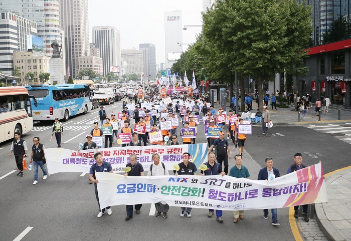  철도노조는 안전인력충원, 생명안전업무 정규직화와 자회사 처우개선 등 노사전문가협의체 합의 이행을 요구하면서 11일부터 경고파업을 한다고.......