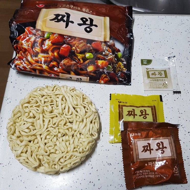  농심 짜왕 칼로리(열량) 및 영양성분정보 소개 (짜장면 짜장라면 자장면)