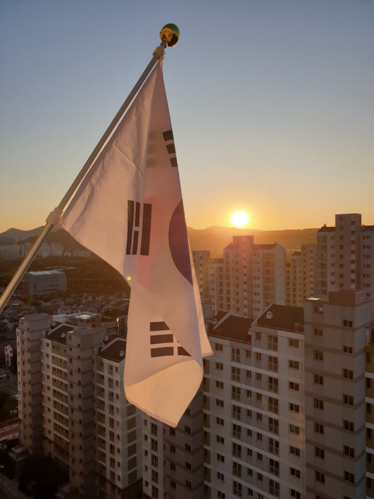  오늘은 한글날 집과 가게에  태극기 게양하고  빵 맹그러요 태극기 게양 하셨나요?