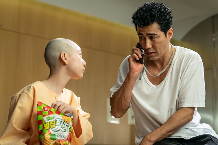  영화 ‘힘을내요, 미스터리’...“아픈 건 아무것도 아니에요. 버티는 게 중요하죠. 내가 병균한테 이기려면 버텨야 하는 데 아프다고 포기하면 큰일나잖아요”