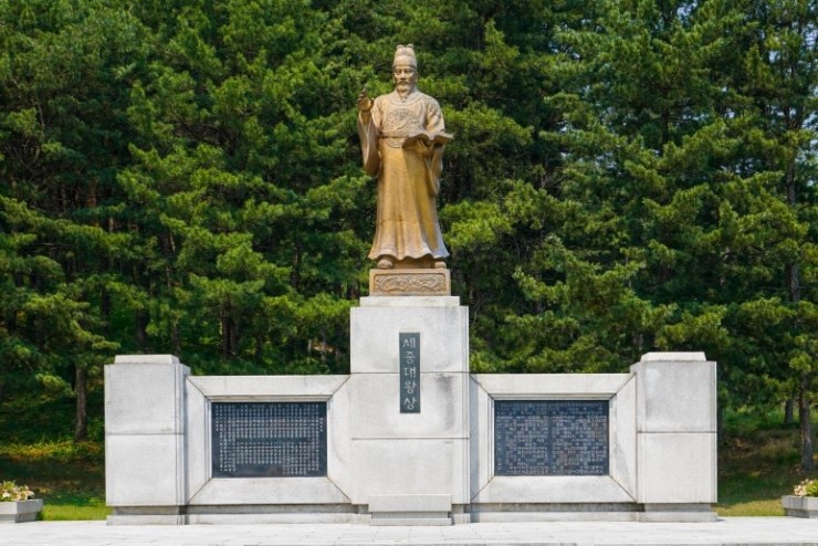  오늘은 세종대왕이 한글창시 제573돌 한글날입니다