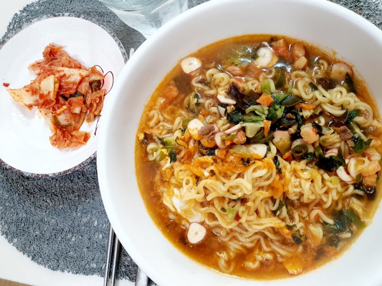  리빙픽 라면 해물톡톡 매콤톡톡 건더기스프 푸짐하게 넣어서 라면 맛있게 끓여 먹자