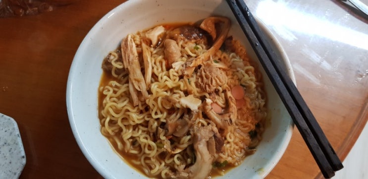  늦가을 송이버섯 산행후 맛보는 송이라면