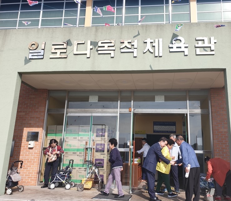  무안군 일로읍과 신안군 지도읍 노인의 날을 기념하는 경로잔치에 참석했습니다.(10월 8일)