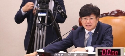  국정감사에서 산업위원장인 자유한국당 이종구 의원이 참고인에게 혼잣말로 욕설을 해 논란이