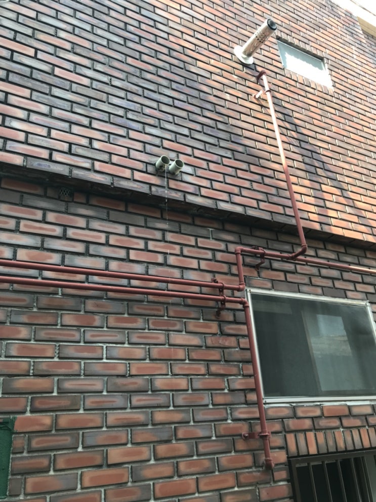  [부산 진구] 부암동 주택 2층 밖에서 더러운 물이 쏟아져 나와요/ 해결 방법은?? 부암 부전 당감 하수구 변기 뚫는 업체!!