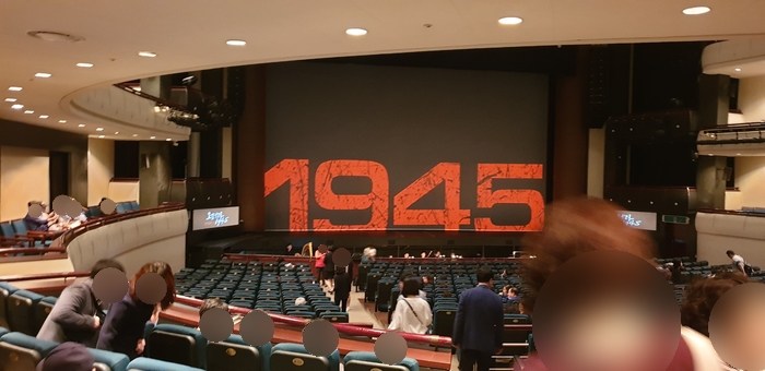  [오페라1945] 노래와 연기 모두 열연, 무대도 신선했다