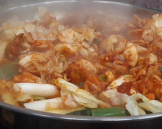  김해 닭갈비는  춘천명물닭갈비 최고인 듯