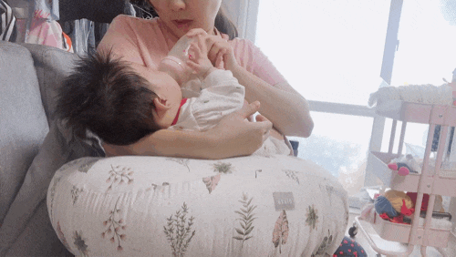  엘라바 올인원 수유쿠션 : 모유수유뿐만 아니라 분유수유까지 가능