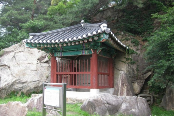  거대한 바위면에 새겨져 있는 안양석수동마애종