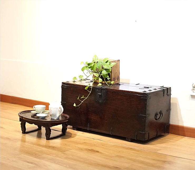  전통 고가구인 돈괘는 쇼파테이블로 티비다이 거실장으로 자개소반과 한옥인테리어