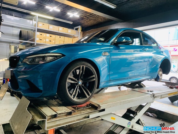 BMW F87 M2 LCI 차량 미쉐린 파일럿스포츠4S 275/35ZR19 고성능타이어 하이그립타이어 교체 작업 - 인치업매니아수유점