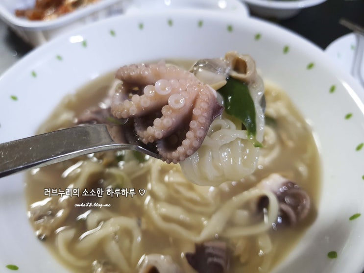 【바지락칼국수 맛집 - 오모리생바지락손칼국수】 오뚜기좌대에서 잡은 주꾸미와 반석동 오모리칼국수의 콜라보레이션 (feat.김치손만두)