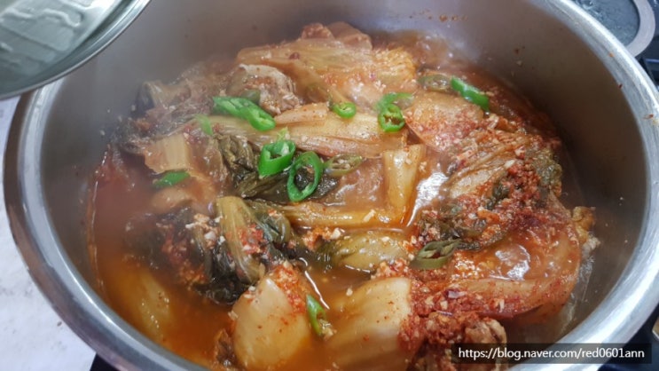  묵은 김치와 저렴한 돼지등뼈로 만들 수 있는 요리 세가지 방법 찜,구이