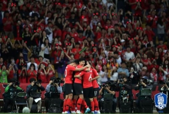 한국 축구대표팀, 베이징 거쳐 14일 평양 입성... 응원단·중계 등은 어려울 듯 한국 축구대표팀, 베이징 거쳐 14일 평양 입성... 응원단·중계 등은 어려울 듯