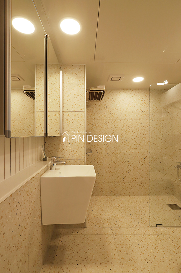 다소 복잡한 테라조로 채워 의외성을 안겨주는 반전 매력을 가진 목동아파트 3단지 27평 욕실인테리어 : : 핀디자인