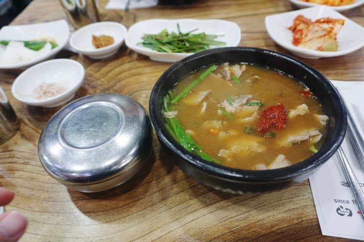 부산역 돼지국밥 신창국밥에서 간단하게 먹고 왔어요.