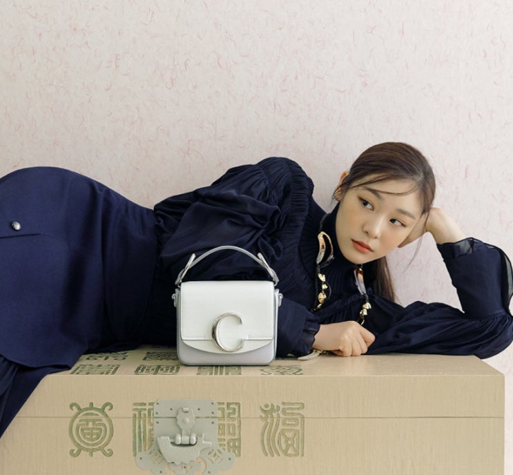 끌로에 가방 C백 김연아 화보 패션 속 명품 크로스백 ! 
