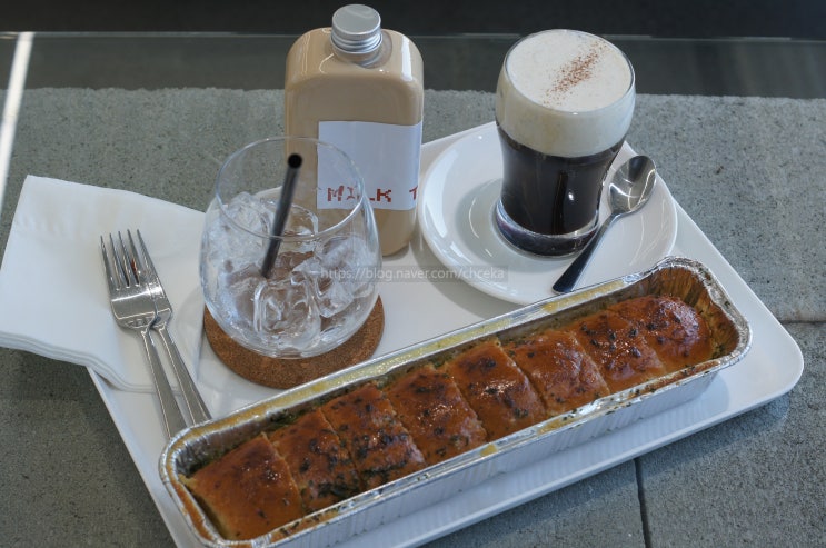 전남 여수카페추천ː여수쓰리플로어에서 밀크티, 바닐라슈페너, 마늘빵 먹고 완전 반한 후기