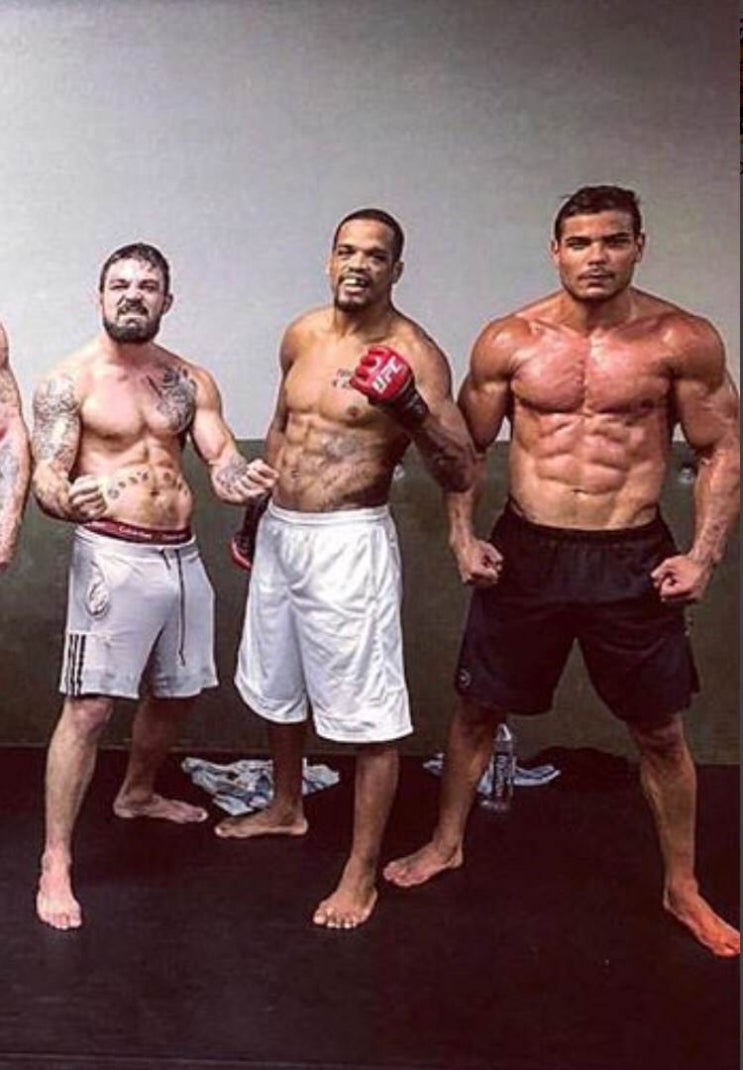 이스라엘 아데사냐, 파울루 코스타 및 UFC 미들급 선수들의 평체는?