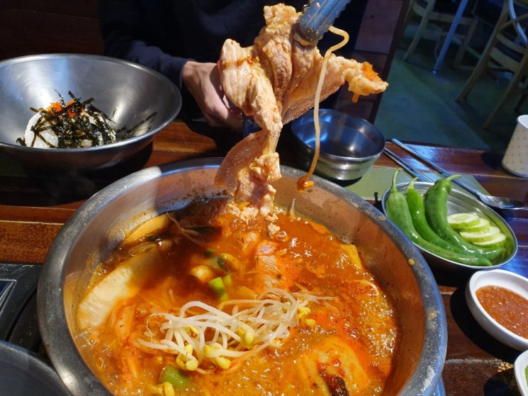  돼지김치찌개 24시간 마음껏 즐겨