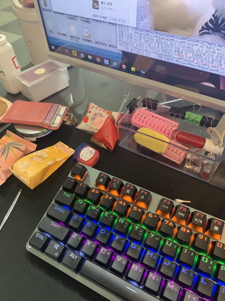  너무나도 더러운 나의책상~~