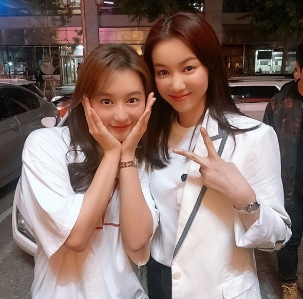  김옥빈, 김지원과 다정하게 '찰칵'...예쁨이 두배