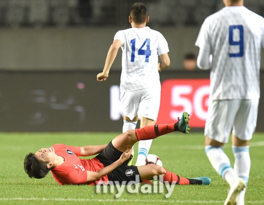 '비매너' 우즈벡 축구...평가전 퇴장에 고의성 파울까지 '비매너' 우즈벡 축구...평가전 퇴장에 고의성 파울까지
