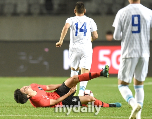 '비매너' 우즈벡 축구...평가전 퇴장에 고의성 파울까지