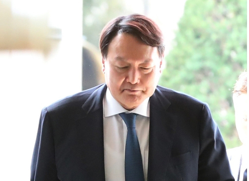  "윤석열" 윤중천 별장 접대를 수차례 받았다는 의혹 한겨레 단독보도~ 3명 이상 핵심 증인있다고 기자 주장...  대검찰청은 "허위사실, 음해"라고...탈탈털어 확인해보긴 해야겠죠