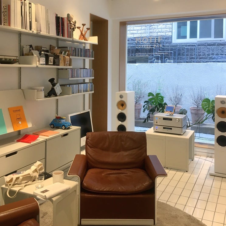  합정 카페, 여행 서적과 커피 한잔의 모티프커피바(MOTIF COFFEE BAR)