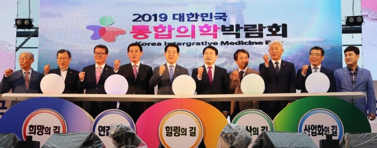  통합의학박람회장 건강증진관 인기몰이  -장흥군 안양면 박람회장 주무대에서 ‘건강한 삶의 길을 보여드립니다’란 주제로 ..전남 22개 시군 지역 특성 맞는 건강 증진 프로그램 선봬..19일까지 개최 [전남조은뉴스/조순익 기자] 