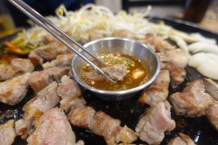  묵동 맛집 넓은 솥뚜껑에 구워지는 백선부대솥삼겹