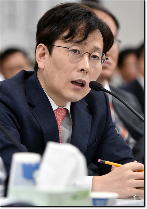  한국당 “윤 총장이 검찰개혁안 내니 겨우 들고 나오는 게 접대 윤중천 허접한 이야기”