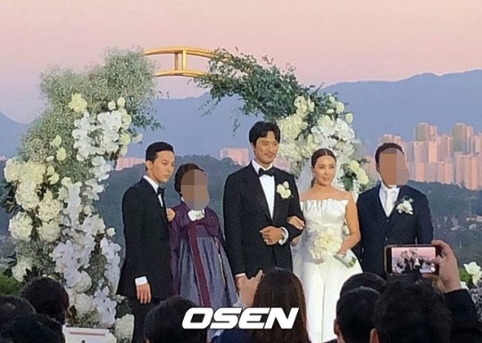  전역 앞둔 지드래곤, 누나 권다미︎김민준 결혼식 빛냈다..패션센스 여전
